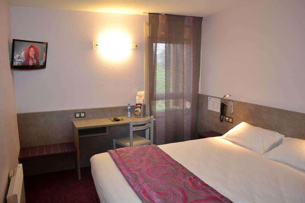 Brit Hotel Les Evens Saint-Saturnin  Zimmer foto