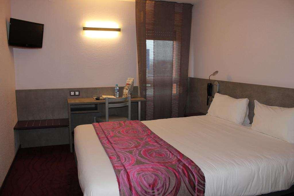 Brit Hotel Les Evens Saint-Saturnin  Zimmer foto