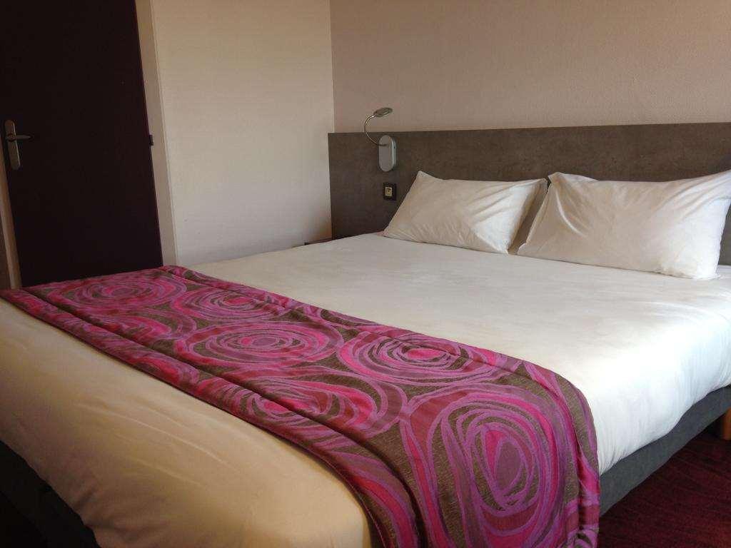 Brit Hotel Les Evens Saint-Saturnin  Zimmer foto