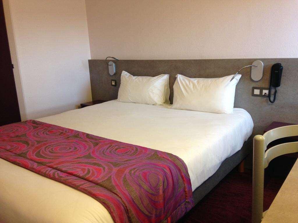 Brit Hotel Les Evens Saint-Saturnin  Zimmer foto