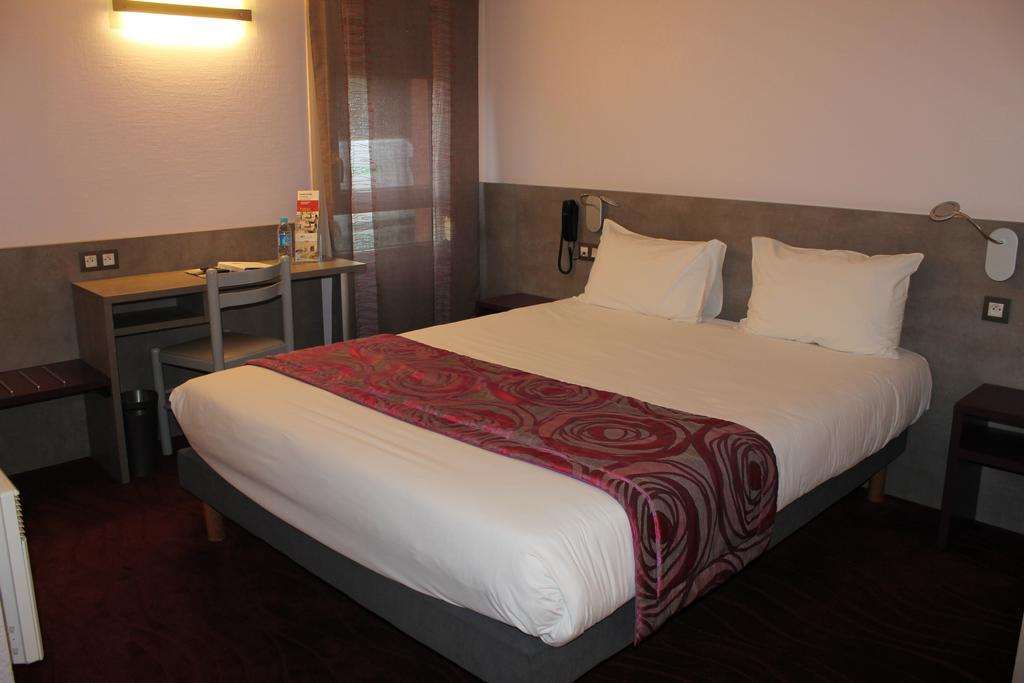 Brit Hotel Les Evens Saint-Saturnin  Zimmer foto